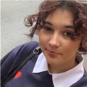 Étudiante proposant des cours d’anglais de base pour enfants